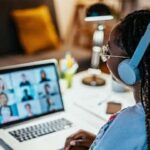 Taking intermittent quizzes reduces achievement gaps and enhances online learning, even in highly distracting environments